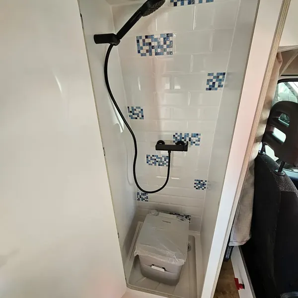 Baño de camper con ducha y WC