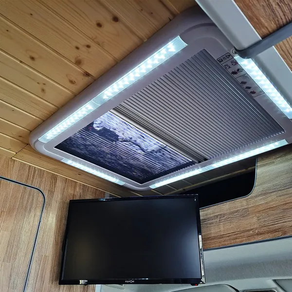 Claraboya con luz LED y televisión en una Peugeot Boxer camperizada
