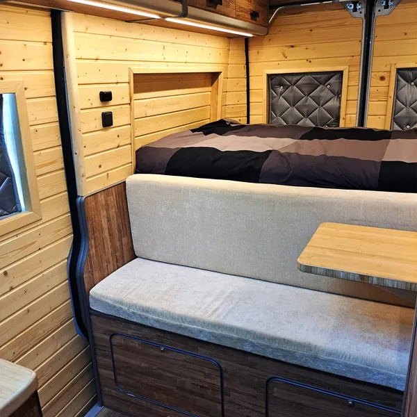 Sofá y mesa auxiliar en una Peugeot Boxer camperizada