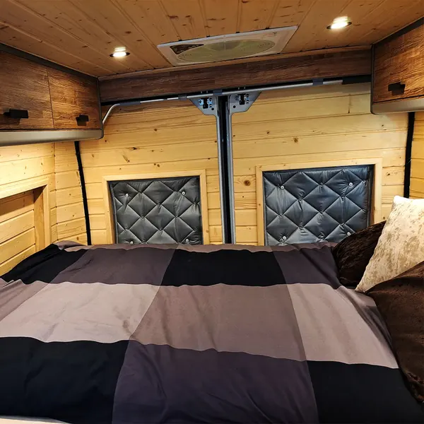 Cama de matrimonio transversal en una Peugeot Boxer camperizada