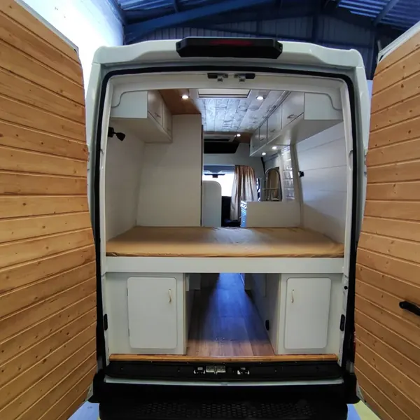 Puertas traseras de camper con cama elevada y garaje debajo