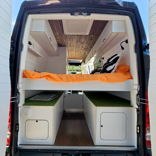 Cama trasera y garaje de una Iveco Daily camperizada