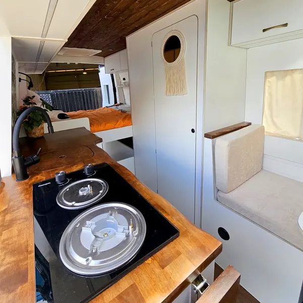 Cocina con placa de inducción en una Iveco Daily camperizada