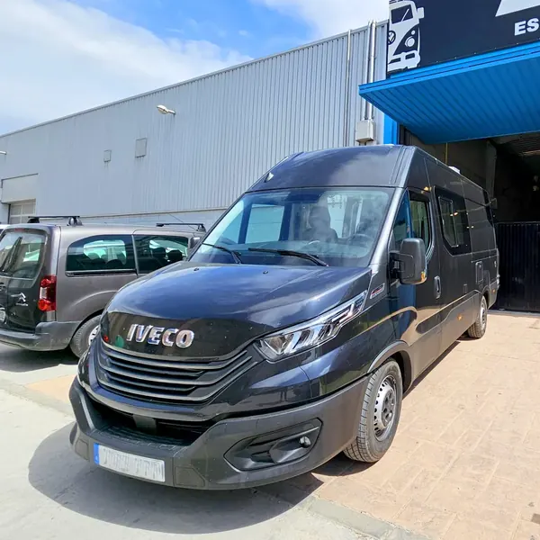 Iveco Daily negra camperizada a la salida del taller