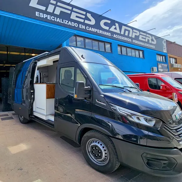 Iveco Daily camperizada con la puerta lateral abierta