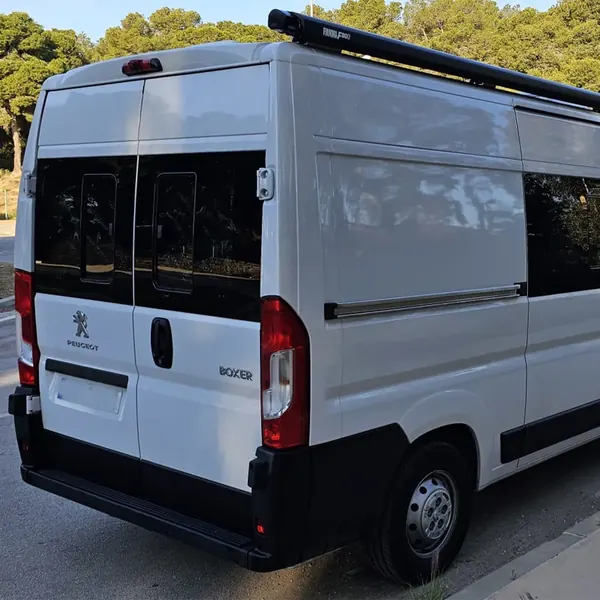 Peugeot Boxer camperizada vista desde atrás