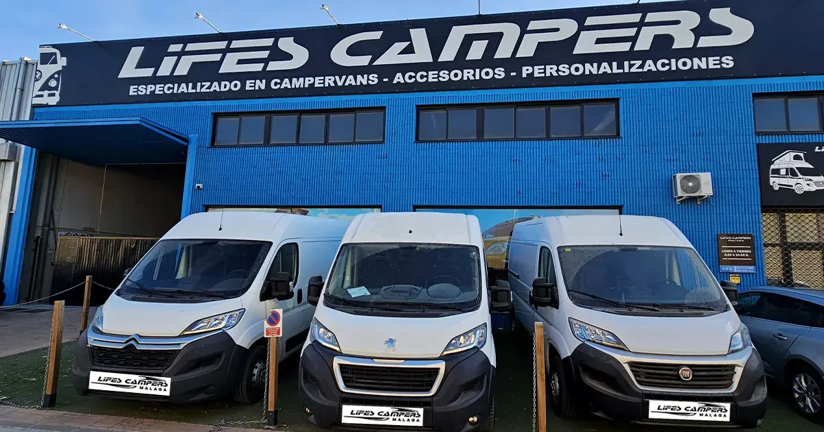 Fachada del taller de Lifes Campers en San Julián, Málaga, con furgonetas camper